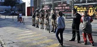 Com depreda��o em concession�rias ainda na mem�ria, lojistas da Pedro II fecharam portas durante protesto(foto: Juarez Rodrigues/EM/D.A Press)