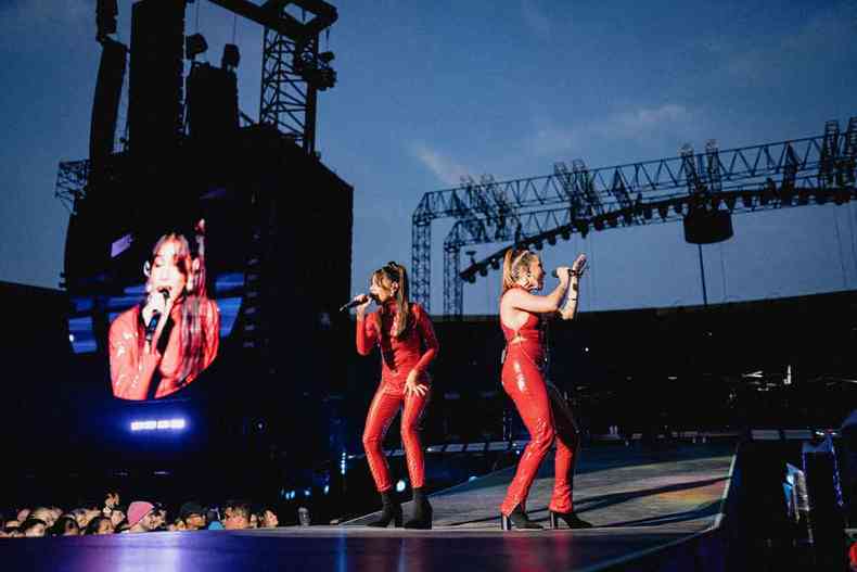 Clara e Sofia na apresentao que antecede os shows do Coldplay em Curitiba