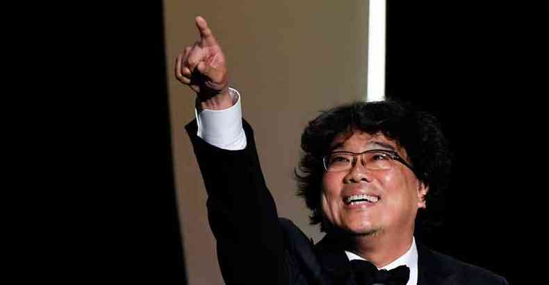O sul-coreano Bong Joon Ho comemora o anncio da Palma de Ouro para Parasita, no Festival de Cannes, em maio do ano passado (foto: CHRISTOPHE SIMON/AFP)