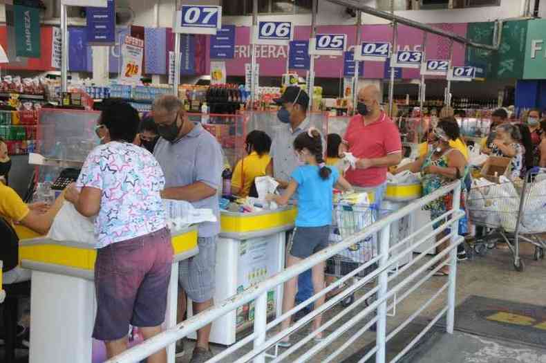 Consumidores correram para assegurar estoques de mantimentos na vspera de fechamento do comrcio(foto: Juarez Rodrigues/EM/D.A.Press)
