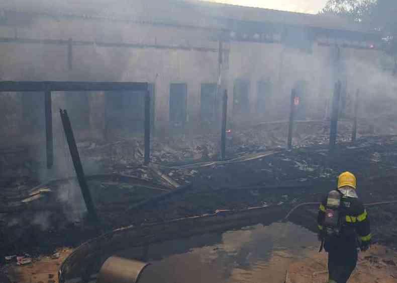 Incndio prejudicou estrutura de residncia localizada em Uberaba(foto: Corpo de Bombeiros/Divulgao)
