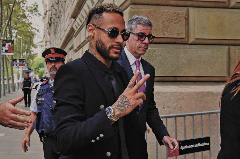 Espanhis iniciam julgamento de Neymar por fraude fiscal 