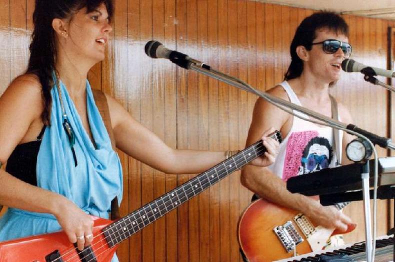 Tracy e Moss trabalharam juntos em cruzeiros por muitos anos(foto: BBC) Tracy e Moss se apresentando a bordo de um navio de cruzeiro
