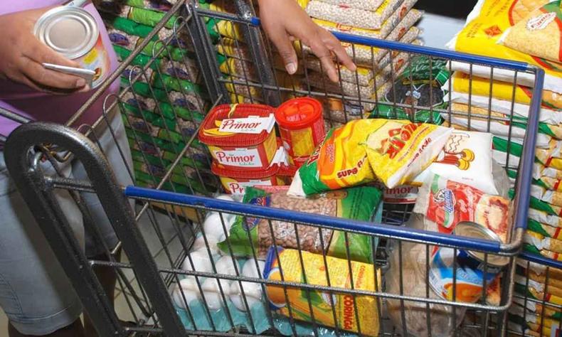 Mercadorias dentro de carrinho de supermercado