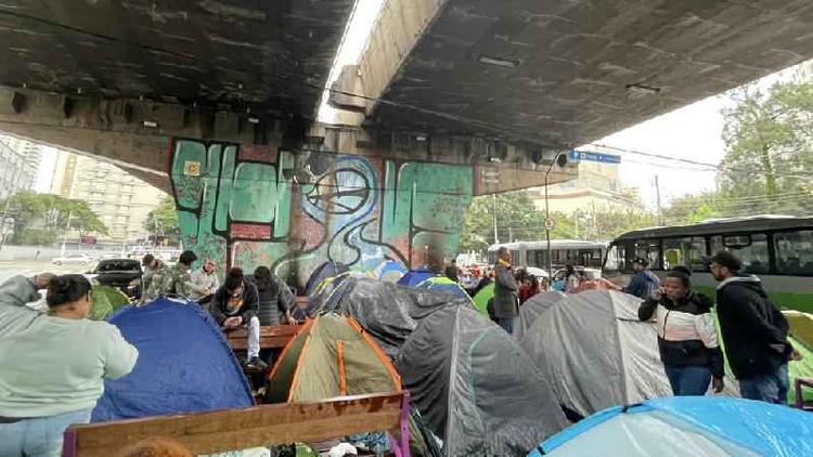 Imagem de acampamento prximo  bilheteria do Allianz Parque na inteno de comprar ingressos para a data extra do show de Taylor Swift em So Paulo