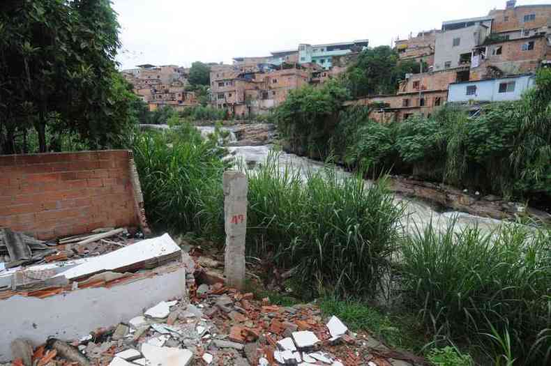 Local prximo do Crrego do Ona abriga vrias casas com risco de desabamento(foto: Leandro Couri/EM/D.A. Press)