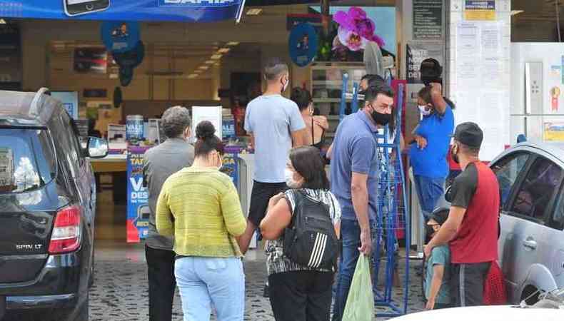 Loja de eletrodomsticos formou fila dos clientes do lado de fora(foto: Gladyston Rodrigues/EM/D.A Press)