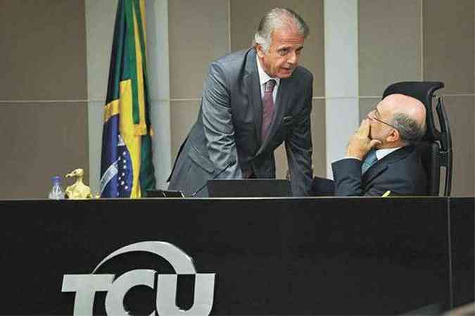 Relator das contas de 2015, Jos Mcio (E) criticou a conduo da economia pela presidente afastada (foto: Jos Cruz/Agncia Brasil)
