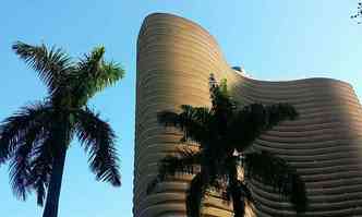 Sexta-feira  de cu claro em Belo Horizonte. Na imagem, Edifcio Niemeyer, na Praa da Liberdade(foto: Jair Amaral/EM/ DA Press)