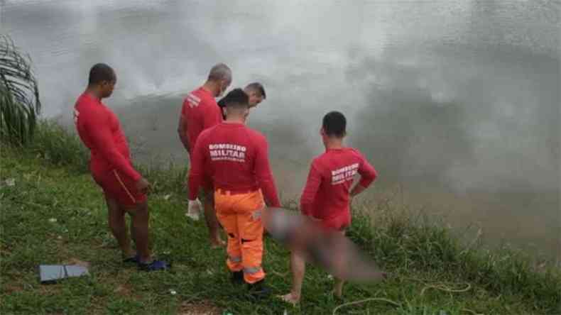 Bombeiros conseguiram resgatar o corpo do senhor afogado em Sete Lagoas(foto: CBMMG)