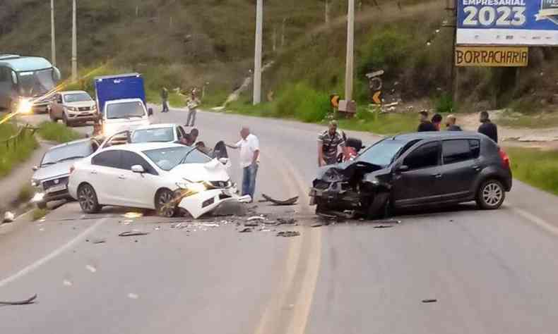 carros destrudos pela batida