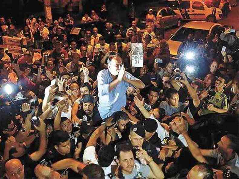 Alexandre Kalil agradece aos eleitores que foram comemorar com ele na Savassi a vitria sobre Joo Leite (foto: Leandro Couri/EM/D.A Press)