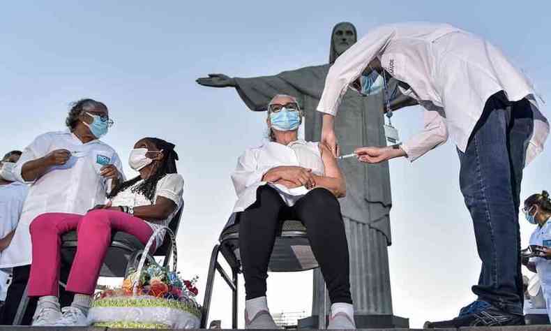 Primeiras vacinadas no Rio de Janeiro, em janeiro de 2021, no Cristo Redentor(foto: THIAGO RIBEIRO/AGIF - AGNCIA DE FOTOGRAFIA/AGIF/ESTADO CONTEDO)