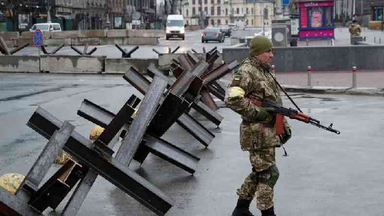 Um membro das Foras de Defesa Territoriais guarda um posto de controle, na Praa da Independncia, no centro de Kiev