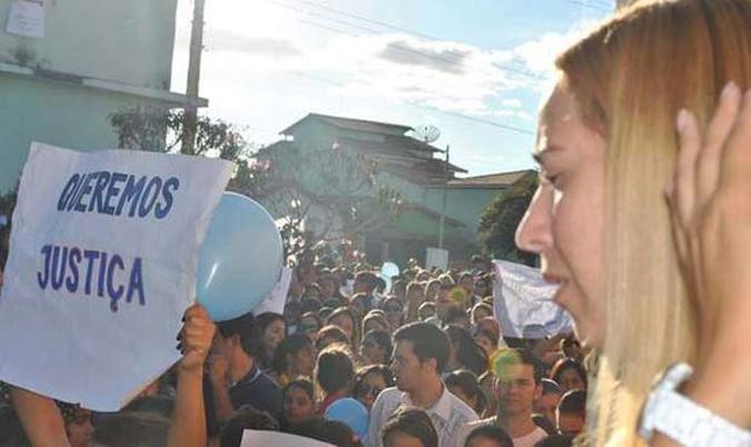 Em Rio Pardo de Minas, Tatiane Ferrari, me de Emilly, de 7 anos, sumida desde o dia 4, recebeu ontem o conforto de 500 pessoas(foto: Alan Fernandes/Divulgao)
