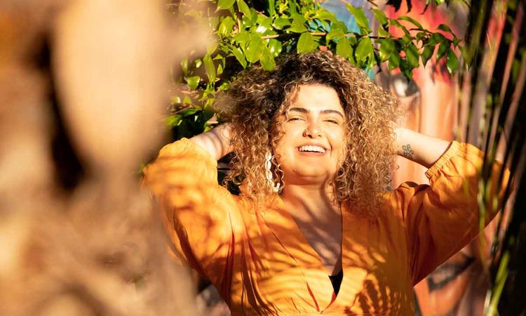 Cantora Carolina Serdeira sorri para a cmera
