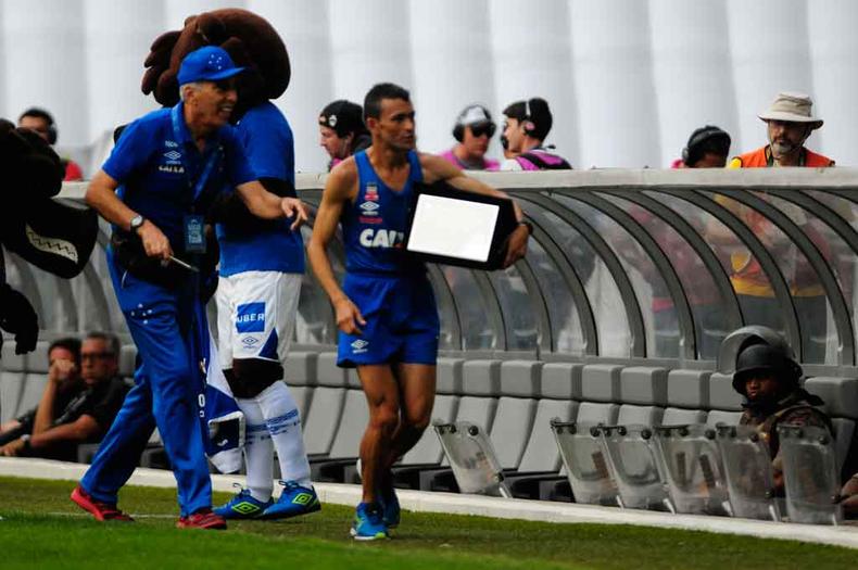 Tcnico da equipe de corrida e no clube h 35 anos, Alexandre Minardi (E) tem esperana de que os dirigentes revejam a posio (foto: Gladyston Rodrigues/EM/D.A Press %u2013 22/10/17)