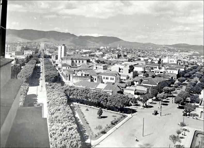 Vista parcial de Belo Horizonte na dcada de 1920, com as avenidas Afonso Pena e Paran em primeiro plano e a Serra do Curral ao fundo(foto: Arquivo EM/D.A.Press)