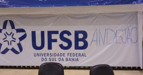 Professora travesti sofre represália por denunciar fome em universidade - Estado de Minas
