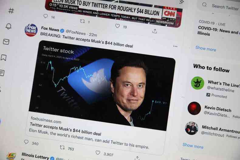 Ilustrao fotogrfica mostra notcias sobre a compra do Twitter por Elon Musk, em Chigaco, Illinois 