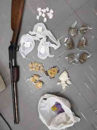 Pores de droga e uma arma de fogo foram apreendidas na operao(foto: Divulgao/ Polcia Civil)