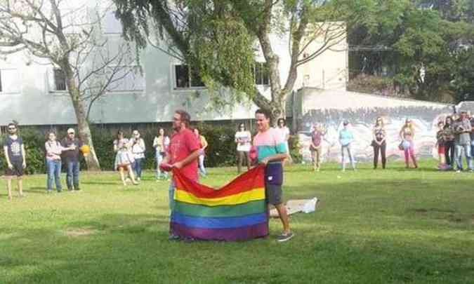 Joo e Bruno receberam apoio dos amigos e das pessoas que se sensibilizaram com caso de homofobia ocorrido com os dois(foto: Reproduo/Facebook )