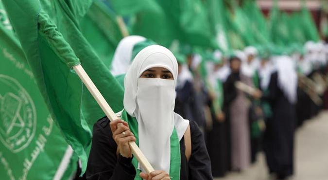 Palestinos apoiadores do Fatah acompanham eleies em universidade da cidade de Ramallah, onde os partidos Hamas e Fatah disputam vaga em conselho estudantil(foto: ABBAS MOMANI/AFP)