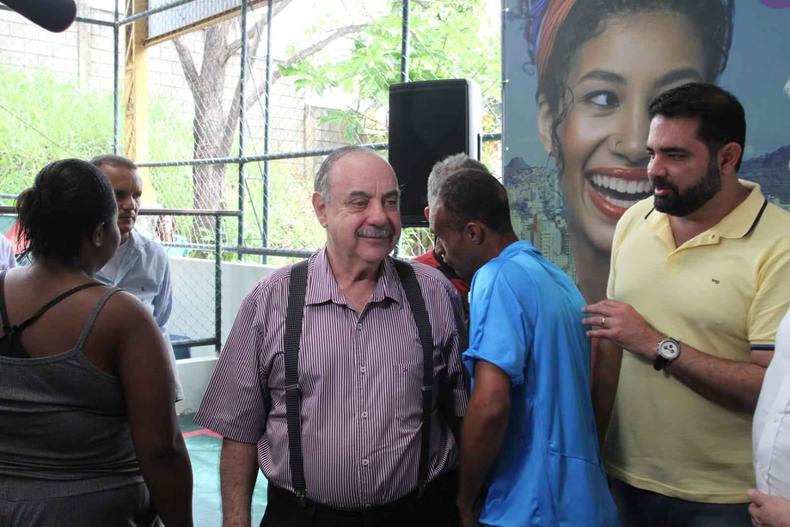 Fuad Noman em escola, rodeado por trs pessoas