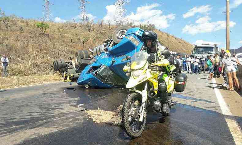 Veculo ficou com as rodas para o alto depois do acidente(foto: WhatsApp/Divulgao)