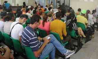 Na capital, postos de sade tm ficado lotados de pacientes com sintomas da dengue(foto: Leandro Couri/EM/D.A Press)