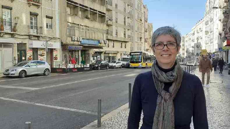 Patrcia sorri em rua de Portugal