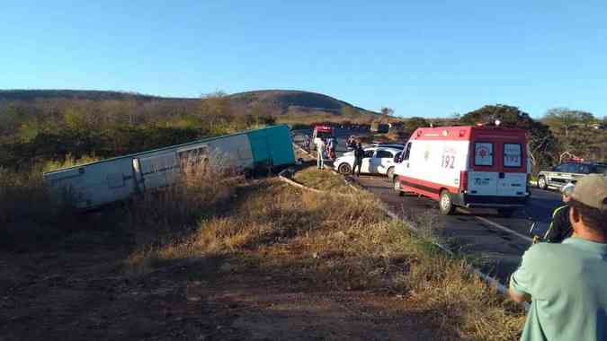 Ônibus capota e cai em ribanceira na BR-251; 25 pessoas ficaram feridas