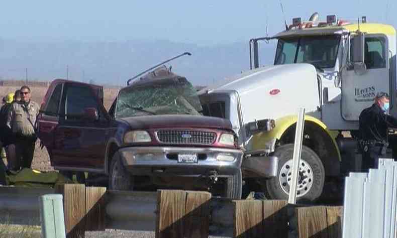 SUV superlotado colidiu com caminho carregado de cascalho em rodovia na Califrnia(foto: Reproduo/NBC)
