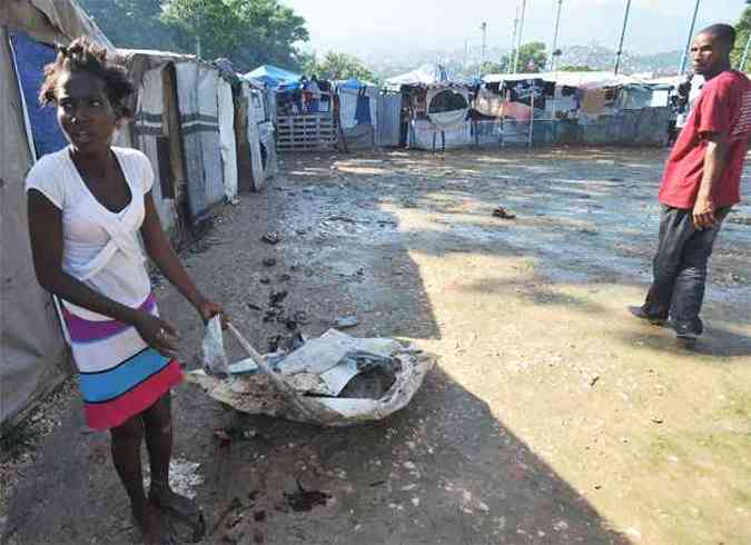 Alm dos mortos, furaco Sandy deixou inmeros desabrigados no Haiti(foto: AFP PHOTO/THONY BELIZAIRE )