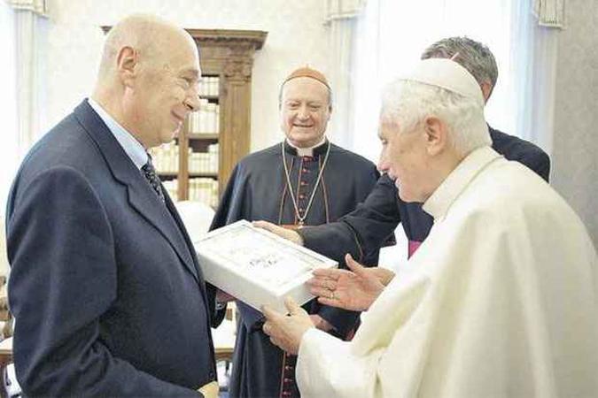 Livro é o último de uma triologia e já está traduzido em oito idiomas. A previsão é de que chegue ao Brasil até o fim deste mês(foto: (OBSSERVATORE ROMANO/AFP)) Livro é o último de uma triologia e já está traduzido em oito idiomas. A previsão é de que chegue ao Brasil até o fim deste mês(foto: (OBSSERVATORE ROMANO/AFP))