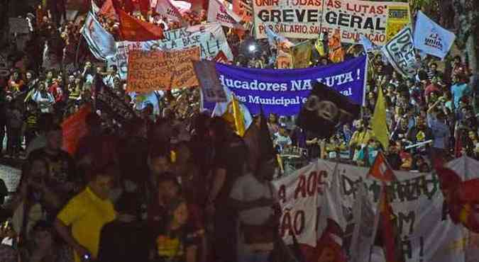 Protesto no Rio de Janeiro reuniu vrios grupos polticos e movimentos sociais(foto: AFP PHOTO/CHRISTOPHE SIMON )