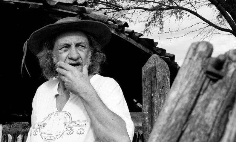 Foto do cantor e compositor Elomar feita no serto, onde ele mora