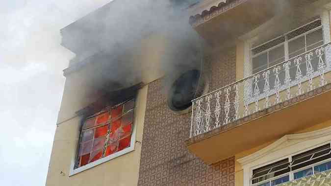 Incndio atinge um apartamento na Rua Clio de Castro, no Bairro Floresta, regio Leste de BHPaulo Filgueiras/EM/D.A Press 