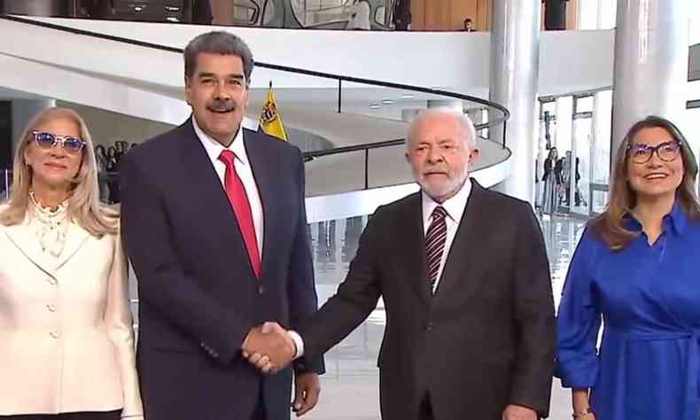 Da esquerda para a direita: Cilia Flores, Nicols Maduro apertando a mo de Lula e Janja