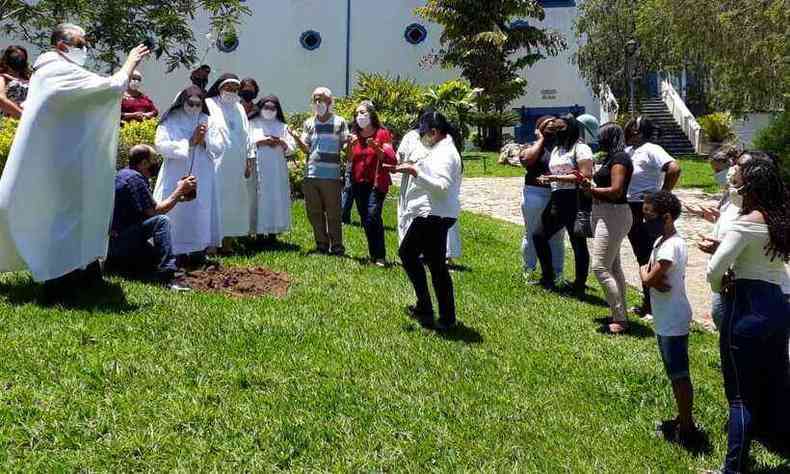 Padre Vicente Menezes celebrou uma missa na companhia de fiis(foto: Gustavo Werneck/EM/D.A Press )