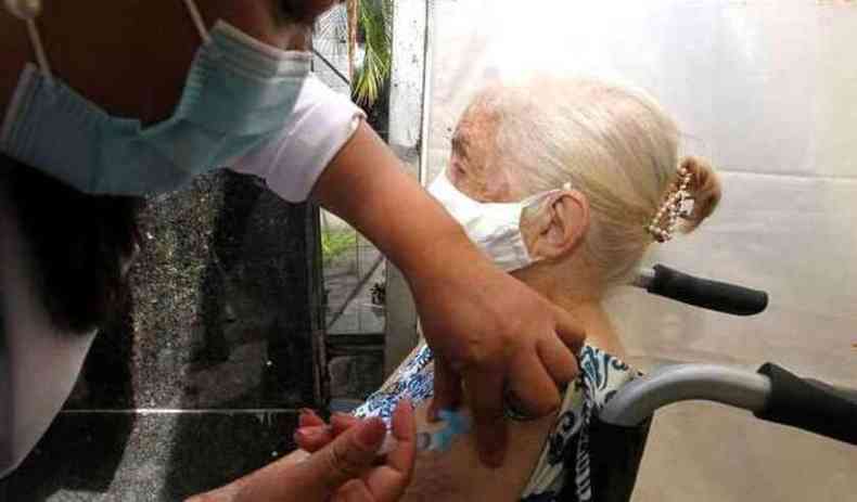 A vacinao contra a COVID-19 em idosos comeou em fevereiro(foto: Jair Amaral/EM/DA PRESS)