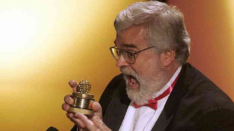 John JB Wilson, cocriador do Framboesa de Ouro, ostenta a estatueta da premiao(foto: Getty Images)