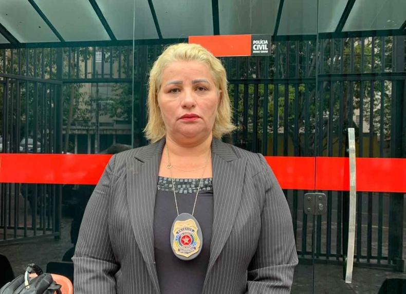 Simara em frente a delegacia de Polcia Civil