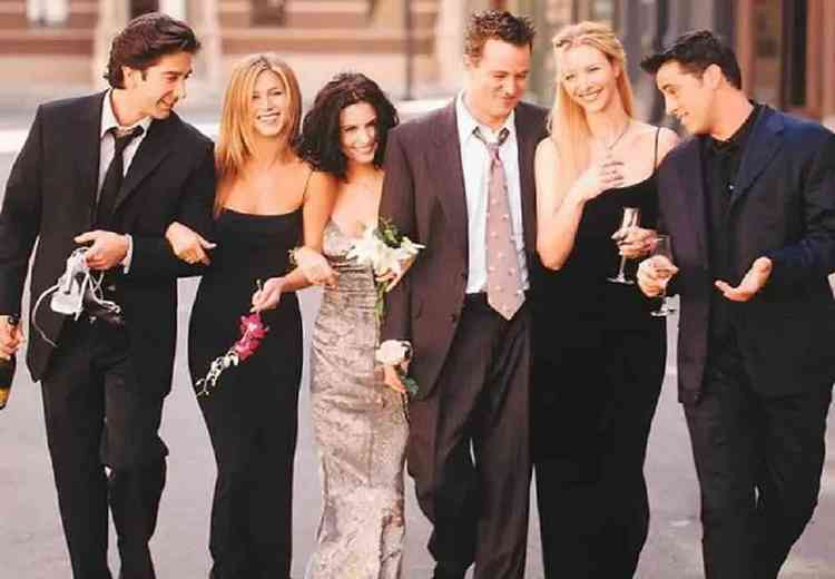 Personagens da srie friends Rachel, Ross, Monica, Chandler, Phoebe e Joey, esto de mos dadas enquanto andam na rua 