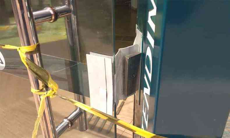 Porta do Sicoob foi danificada pelos assaltantes(foto: Alex Eller/Rede Alerta)