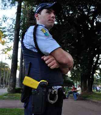 Guarda municipal com pistola na cintura na Praa da Liberdade: so 200 armas com os agentes da capital(foto: TLIO SANTOS/EM/D.A PRESS)