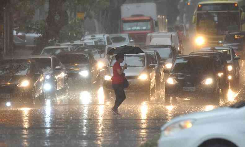 Perodos de chuva trazem riscos de alagamentos, descargas eltricas e queda de rvores (foto: Juarez Rodrigues/ EM D.A Press )