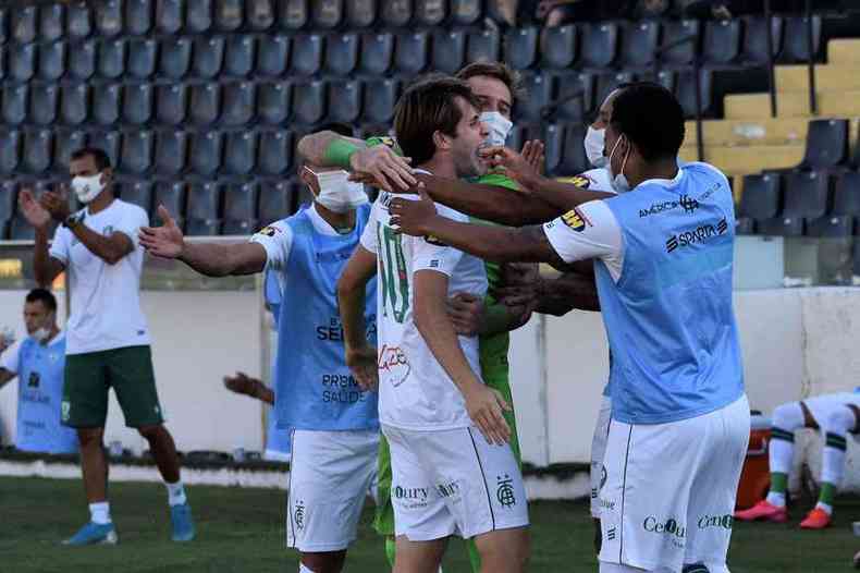 Lo Passos fez o gol da vitria aos 3min do primeiro tempo e depois foi comemorar com os reservas do Amrica (foto: Estevo Germano/Amrica/Divulgao)