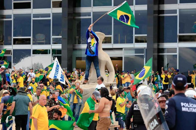 Manifestantes inconformados com o resultado da eleio depredaram as sedes dos trs Poderes em 8 de janeiro