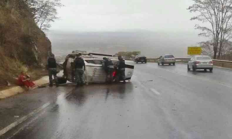 Agente que dirigia a viatura perdeu o controle, bateu em um barranco e capotou(foto: WhatsApp/Divulgao )